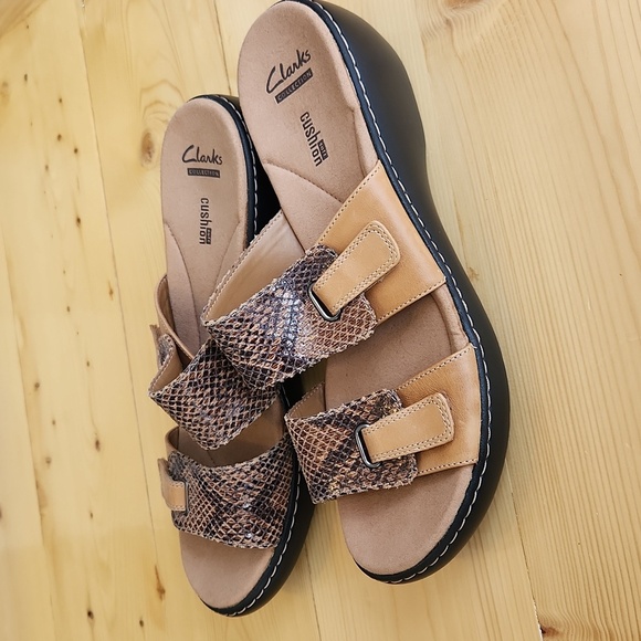 New Clarks Cushion Soft Snakeskin & Tan Leather Wedge Sandals sz 11 - Picture 8 of 17